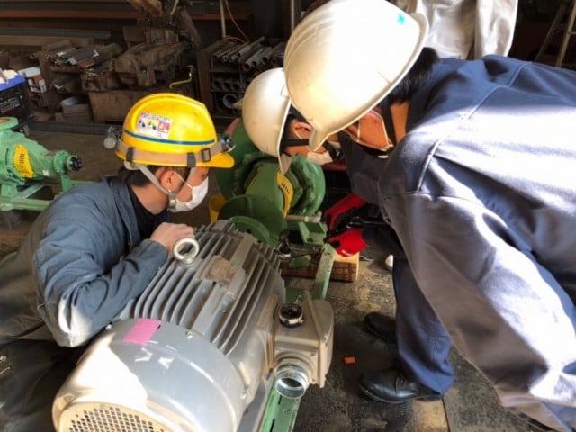 ポンプの芯出しの様子①