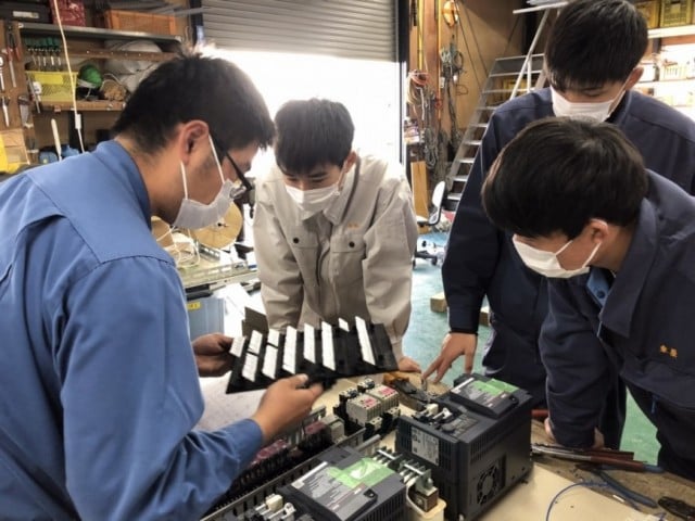 制御盤の製作の様子①