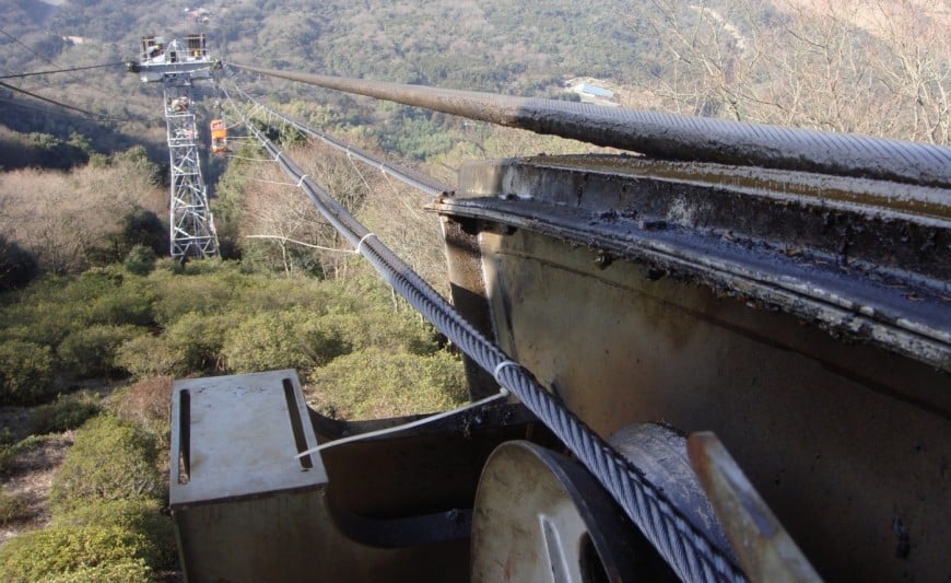 ロープウェイの3本のワイヤーロープ